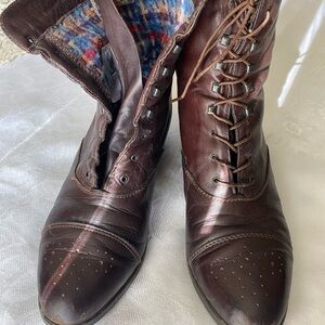 Santana of Canada. Chocolate brown leather ankle boots. Size 9.5